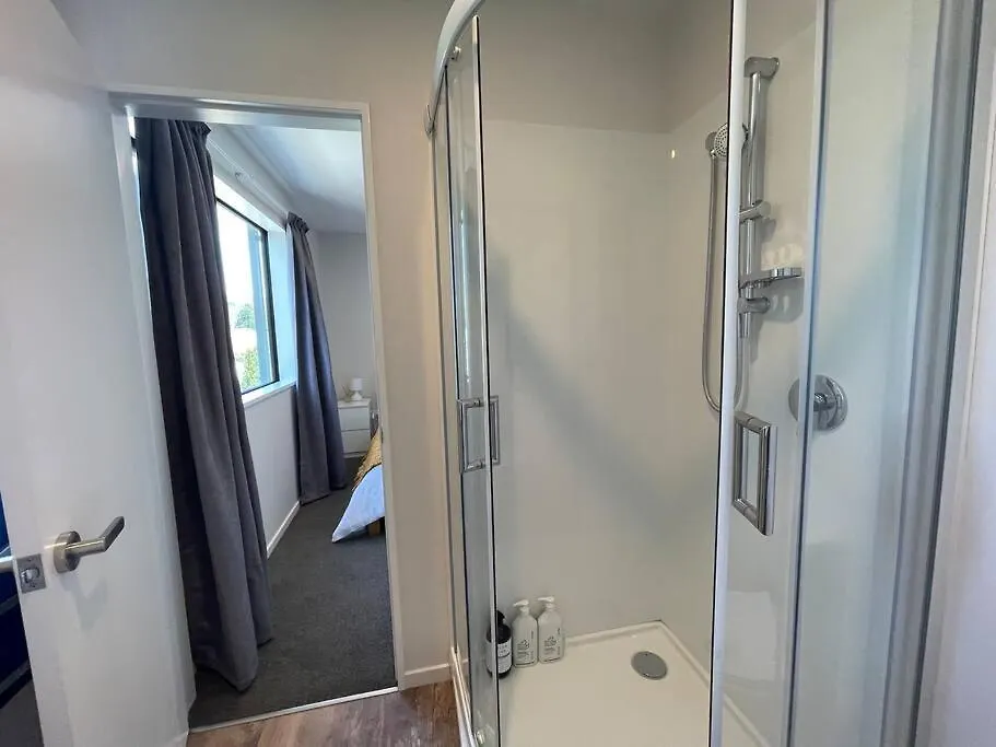 Peaceful 2Bed2Bath With Parking Close To Colombo St Christchurch Holiday home