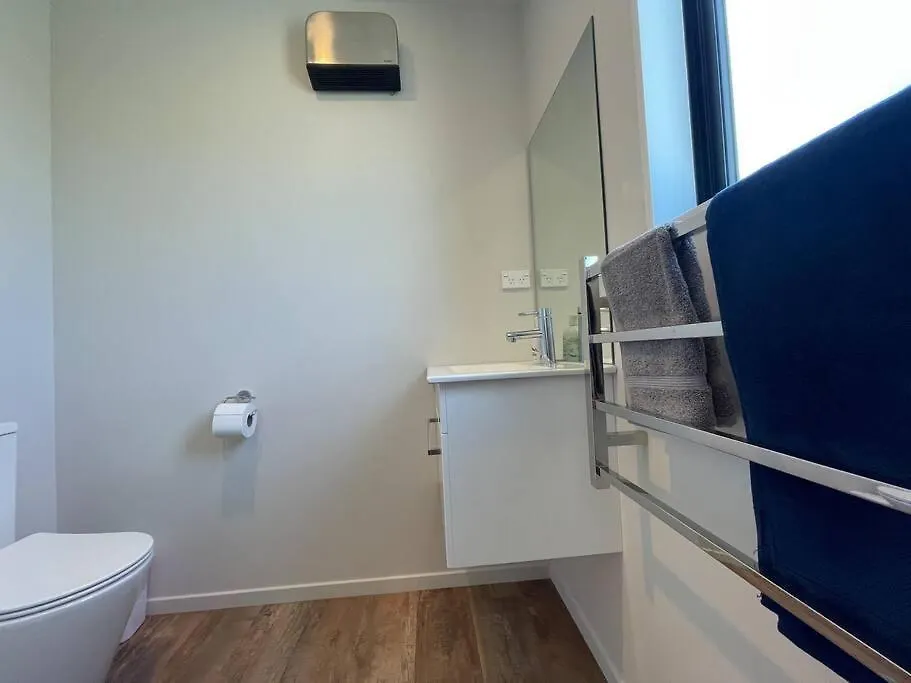 Peaceful 2Bed2Bath With Parking Close To Colombo St Christchurch 0*,