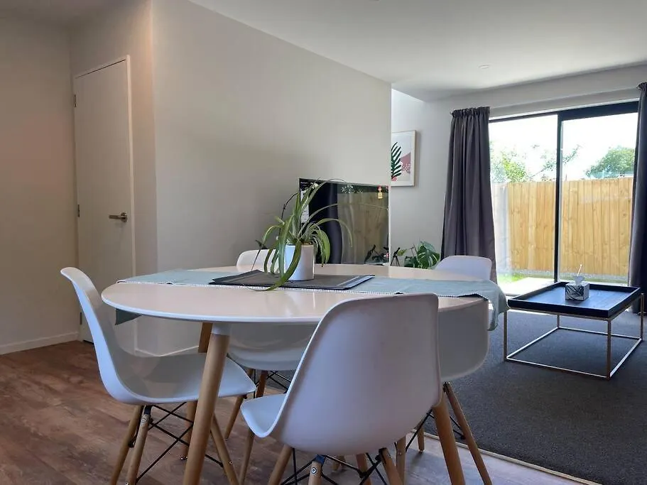 Peaceful 2Bed2Bath With Parking Close To Colombo St Christchurch 0*,