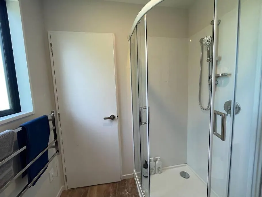 Peaceful 2Bed2Bath With Parking Close To Colombo St Christchurch Holiday home