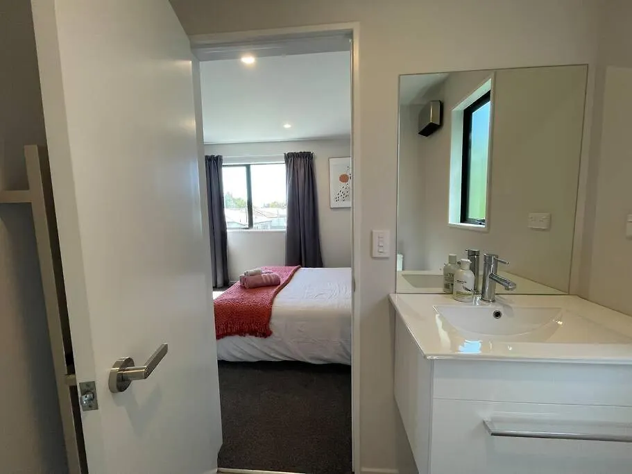 Peaceful 2Bed2Bath With Parking Close To Colombo St Christchurch 0*,  New Zealand