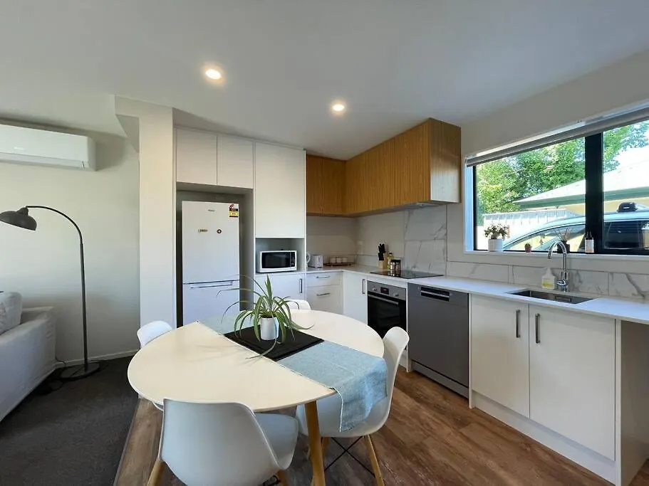 Peaceful 2Bed2Bath With Parking Close To Colombo St Christchurch Holiday home
