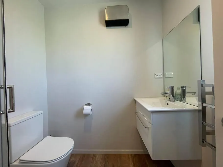 Peaceful 2Bed2Bath With Parking Close To Colombo St Christchurch New Zealand
