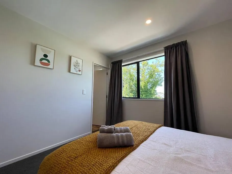 Peaceful 2Bed2Bath With Parking Close To Colombo St Christchurch